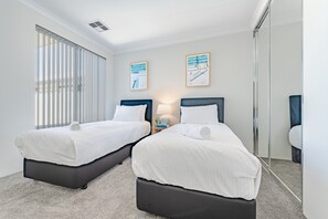 3 bedrooms, iron/ironing board, internet, bed sheets - Bright & Airy 3-Bed House Near Rockingham Beach (Rockingham)