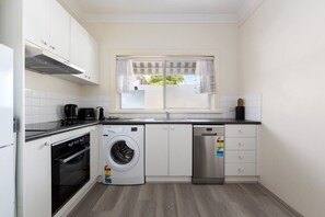 Fridge, microwave, oven, stovetop - 2-Bed Apartment Near Manly Beach (Manly)