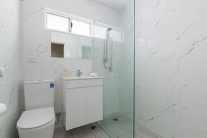 Shower, hair dryer, towels - 2-Bed Apartment Near Manly Beach (Manly)