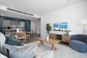 Smart TV - Spacious 2-Bed Apartment with Rooftop Views (North Fremantle)