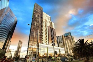 Exterior - Stylish Southbank Stay with Views, Pool & Gym (Southbank)