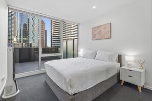 2 bedrooms, iron/ironing board, Internet, bed sheets - Stylish Southbank Stay with Views, Pool & Gym (Southbank)