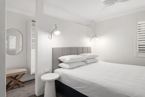 3 bedrooms, desk, iron/ironing board, Internet - Stylish 3-Bed Newport Stay with Balcony (Newport)