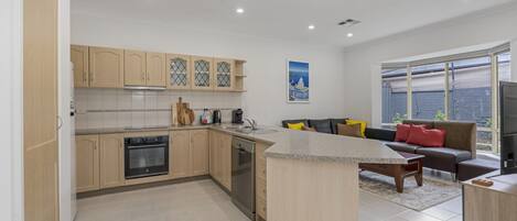 Refrigerador, microondas, horno y parrilla de estufa