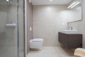 Een douche, een haardroger, handdoeken