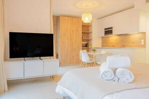 Escritorio, tabla de planchar con plancha, internet y ropa de cama 