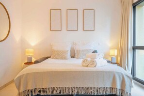Escritorio, tabla de planchar con plancha, internet y ropa de cama 