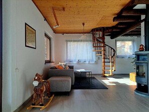 TV a schermo piatto 32 pollici con canali satellitari