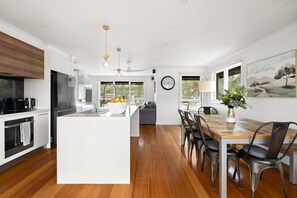 Fridge, microwave, oven, stovetop - Relaxed Bayside Stay with Outdoor Space (Mordialloc)