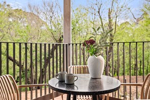 Outdoor dining - Brand-New 2-Bed with Rooftop Access (Northcote)