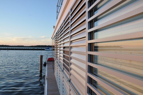 Hausboot Rosi im Hafen in Ribnitz-Damgarten