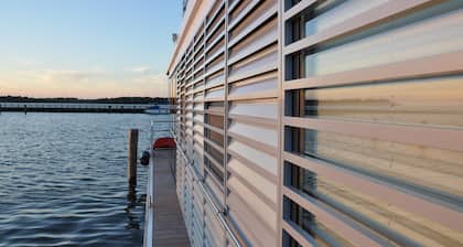 Hausboot Rosi im Hafen in Ribnitz-Damgarten