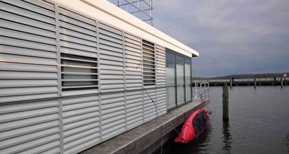 Péniche Rosi dans le port de Ribnitz-Damgarten