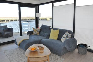 Smart TV, stereo - Hausboot Rosi mit Kajak in Ribnitz-Damgarten (Ribnitz-Damgarten)
