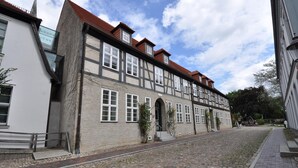 A historic building with a cobblestone street, a traditional facade, and a clear sky. - Hausboot Rosi mit Kajak in Ribnitz-Damgarten (Ribnitz-Damgarten)