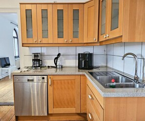 Frigorífico, microondas, horno y placa de cocina
