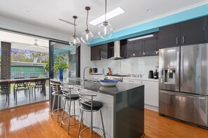 Private kitchen - Bright Family Home in Rydalmere with Yard & BBQ (Rydalmere)