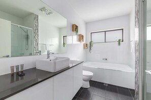 Hair dryer, towels - Bright Family Home in Rydalmere with Yard & BBQ (Rydalmere)