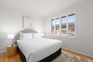 2 habitaciones, tabla de planchar con plancha, cuna de viaje y internet 