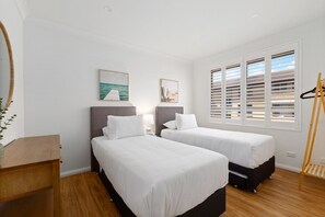 2 bedrooms, iron/ironing board, travel cot, Internet - Bright 2-Bedroom Apartment Near Coogee Beach (Coogee)