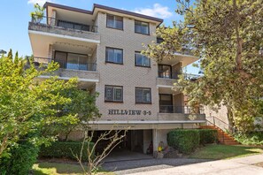 Exterior - Bright 2-Bedroom Apartment Near Coogee Beach (Coogee)