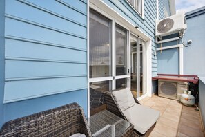 Property grounds - Serene 2-Bed Apartment by the Canal (Halls Head)