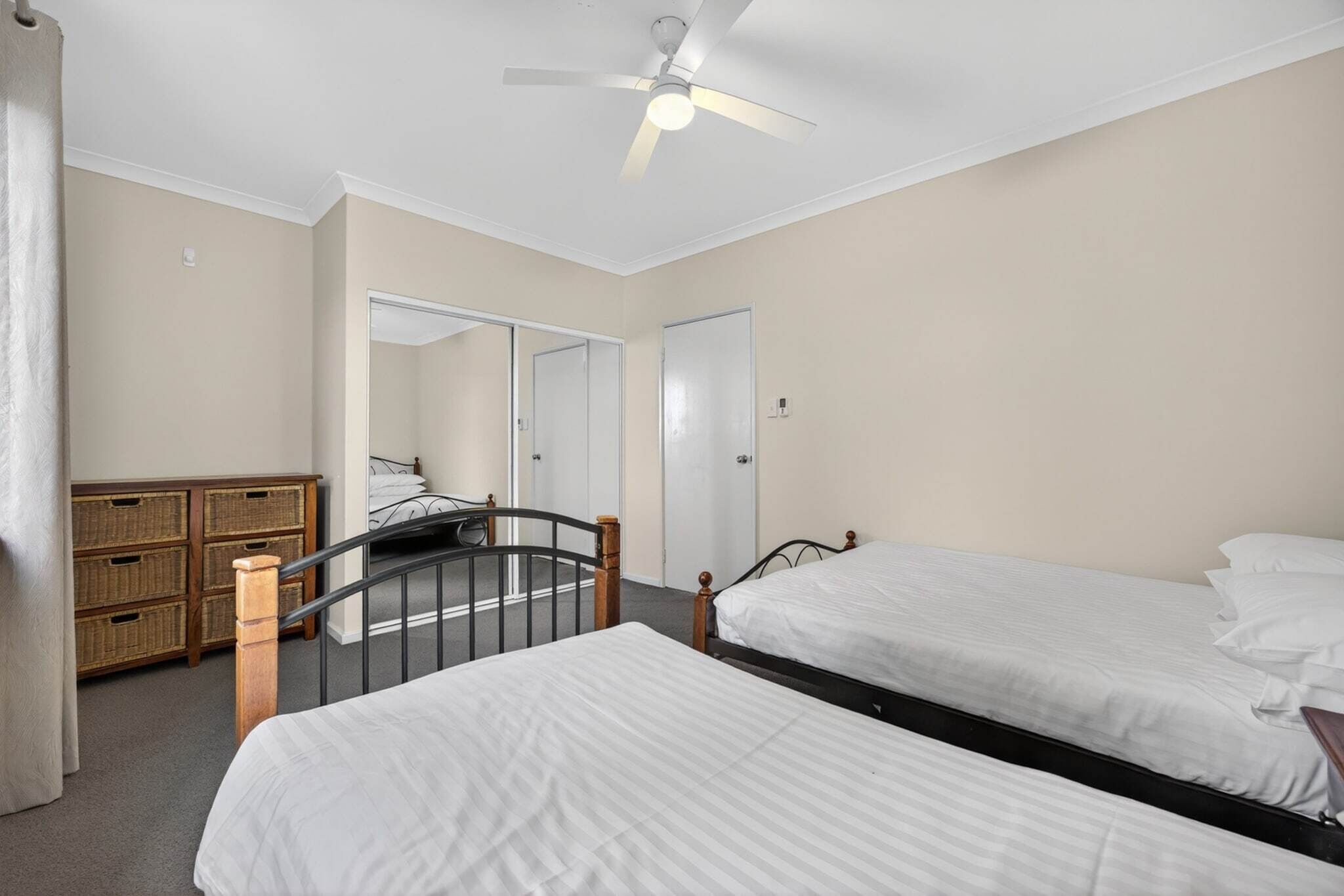 Strygejern/strygebræt, internetforbindelse, sengetøj