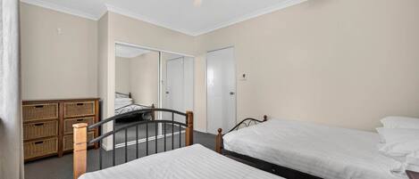 Strygejern/strygebræt, internetforbindelse, sengetøj