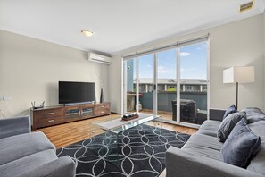 Smart TV - Serene 2-Bed Apartment by the Canal (Halls Head)