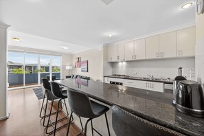 Fridge, microwave, oven, stovetop - Serene 2-Bed Apartment by the Canal (Halls Head)