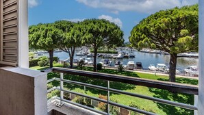 A balcony with a view of a marina and boats. - Carre Marine N°207 - 2P4 (Mandelieu-la-Napoule)