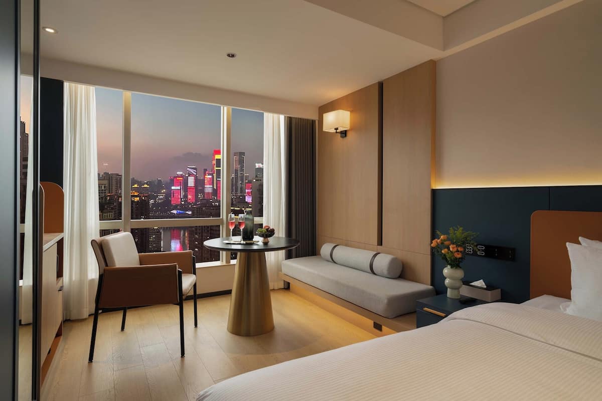 Habitación sénior doble | Escritorio, cortinas opacas, wifi gratis y ropa de cama