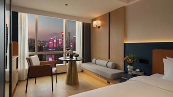 Escritorio, cortinas blackout, wifi gratis y ropa de cama