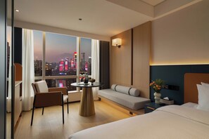 Habitación sénior doble | Escritorio, cortinas opacas, wifi gratis y ropa de cama