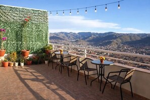 Outdoor dining - Cozy Andean room in San Blas with a terrace and 360° views of Cusco (Cusco)