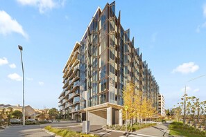 Exterior - Bright Unit with Secure Parking and Garden Access (Reid)