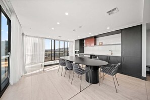 Dining - Bright Unit with Secure Parking and Garden Access (Reid)