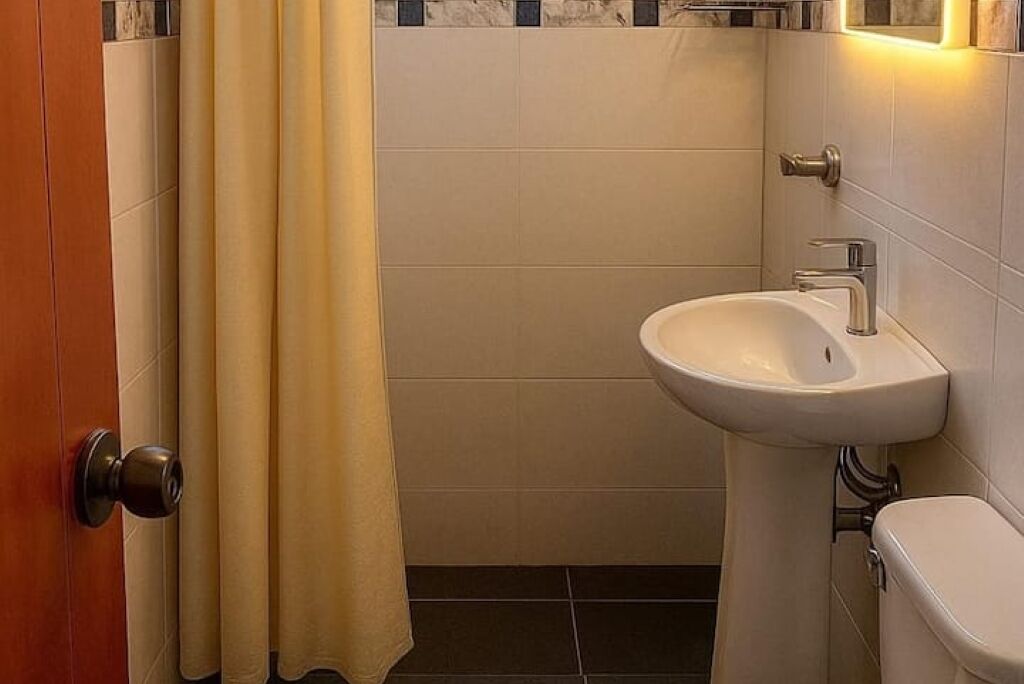 Douche, sèche-cheveux, serviettes fournies, savon