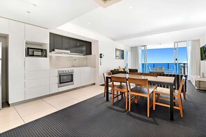 Dining - Stylish 2-Bed Apartment in Surfers Paradise (Surfers Paradise)