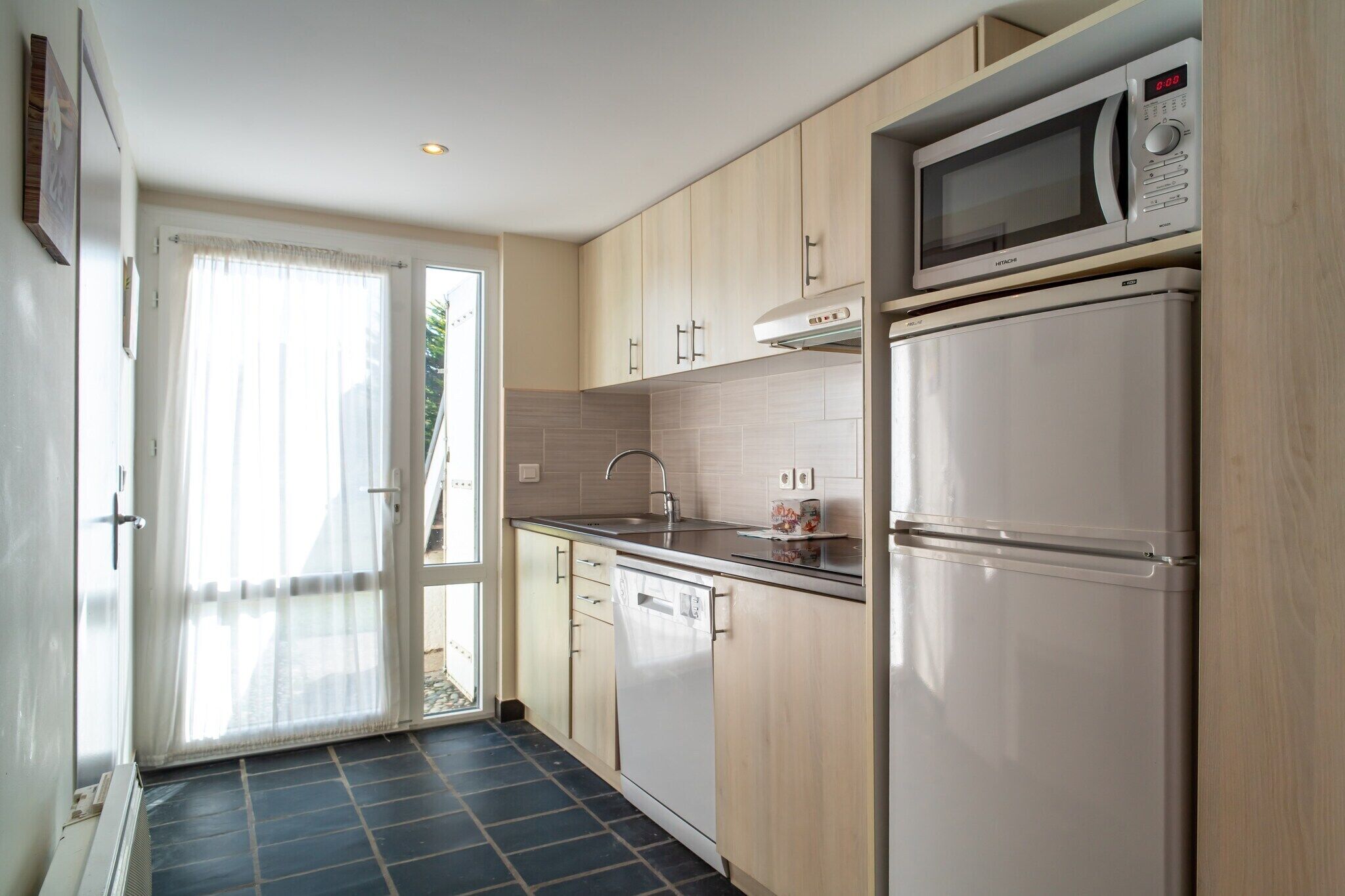 Coffee/tea maker, fridge, microwave, stovetop