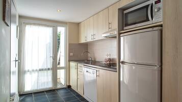 Coffee/tea maker, fridge, microwave, stovetop