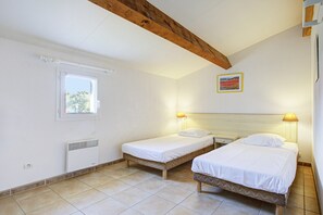 2 habitaciones y tabla de planchar con plancha 