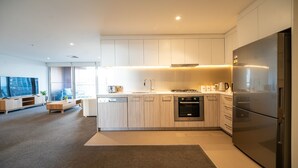 Una cocina moderna con horno empotrado, lavavajillas y refrigerador.