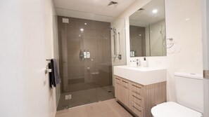 Shower, hair dryer, towels, soap - 2BR Apartment with FREE Car Park (Adelaide)