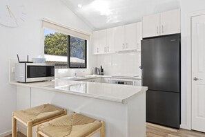 Fridge, microwave, oven, stovetop - Spacious 2-Bedroom with Private Parking Access (Portarlington)