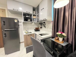 Réfrigérateur, micro-ondes, plaque de cuisson, grille-pain