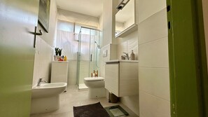 Shower, hair dryer, towels - At Deborah’s Place – More Than Just Accommodation (Padova)