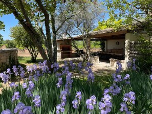 Outdoor dining - Gîte "L’Oustalet" with Shared Pool, Wi-Fi, and Air Conditioning (Le Garn)