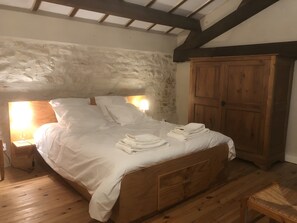 Room - Gîte "L’Oustalet" with Shared Pool, Wi-Fi, and Air Conditioning (Le Garn)