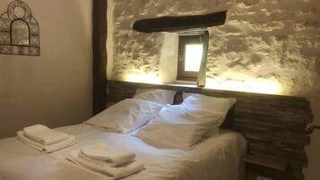 Tabla de planchar con plancha, wifi, ropa de cama